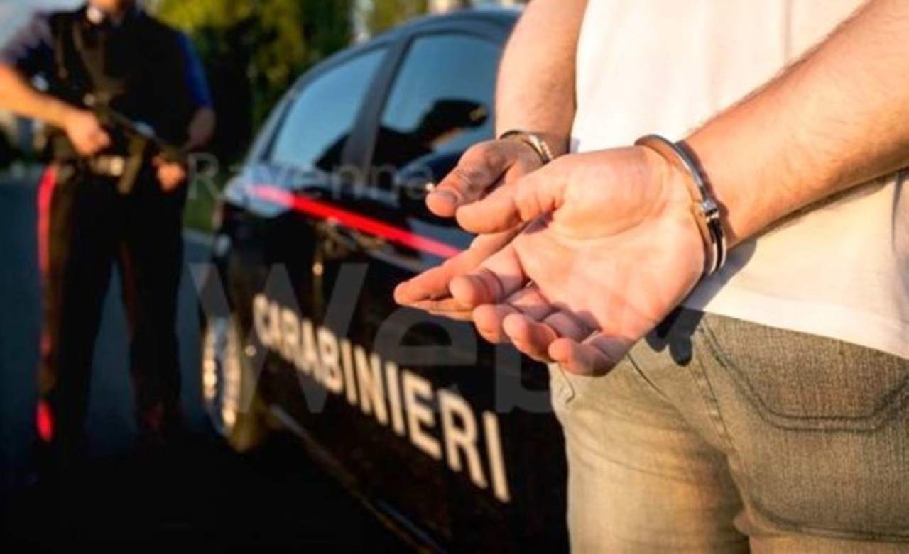 Rapina supermercato con un coltello: i clienti ed il direttore lo fanno arrestare