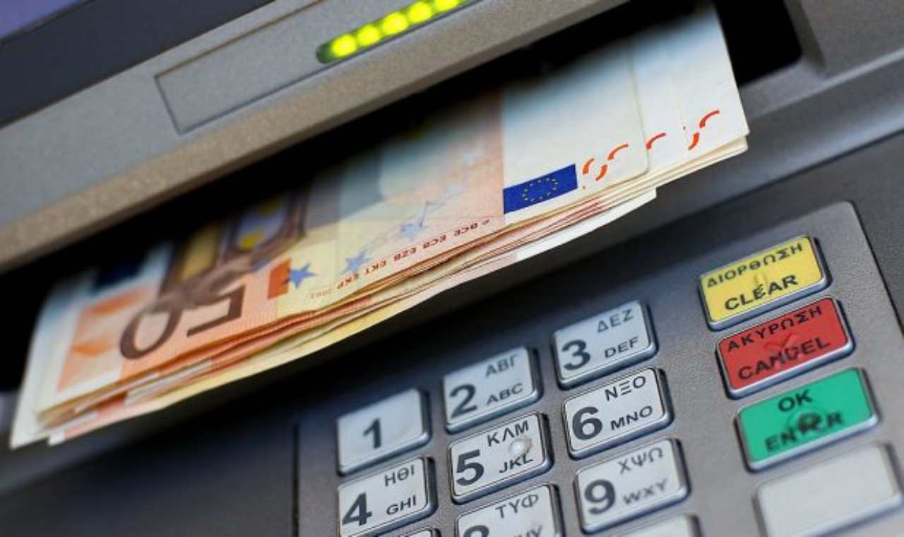 Bancomat eroga 980 euro dal nulla, lui li restituisce alla polizia