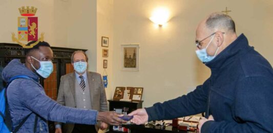 Restituisce portafogli a Matera
