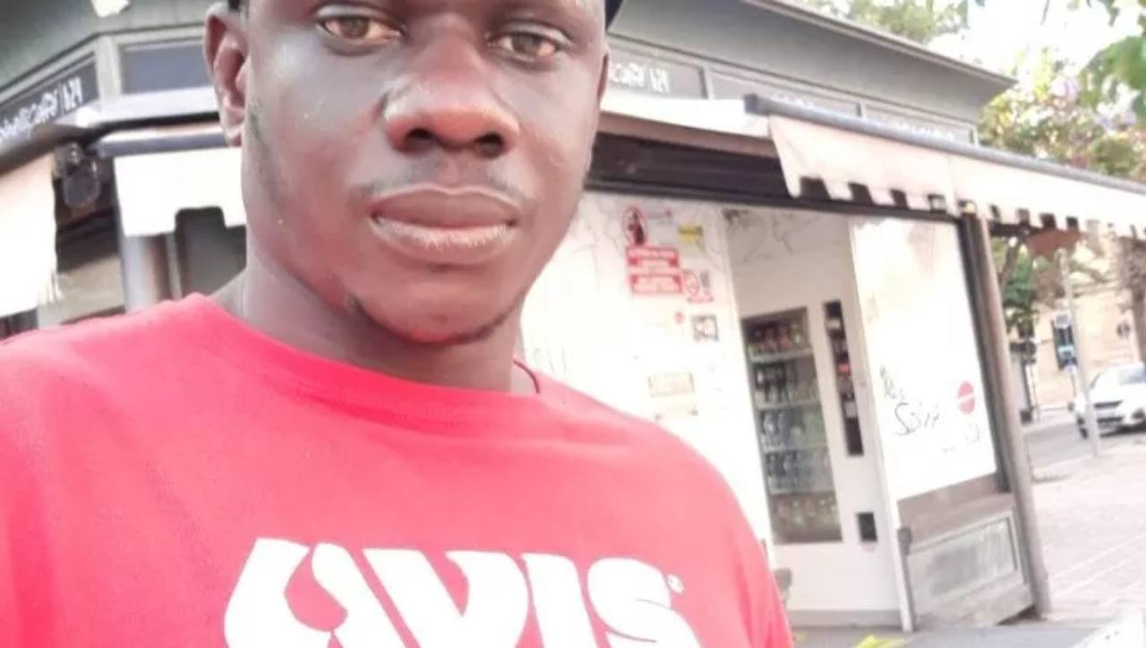 Migrante trova un portafoglio e lo restituisce: "Ma non ho i soldi per tornare in Senegal"