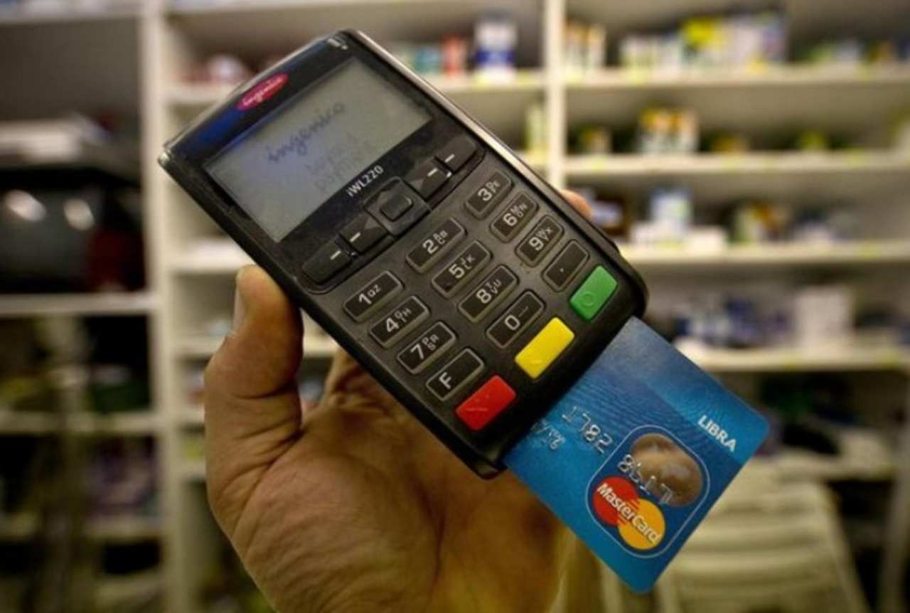 Pagamento con carta di credito o bancomat, si può rifiutare? Cosa dice la legge