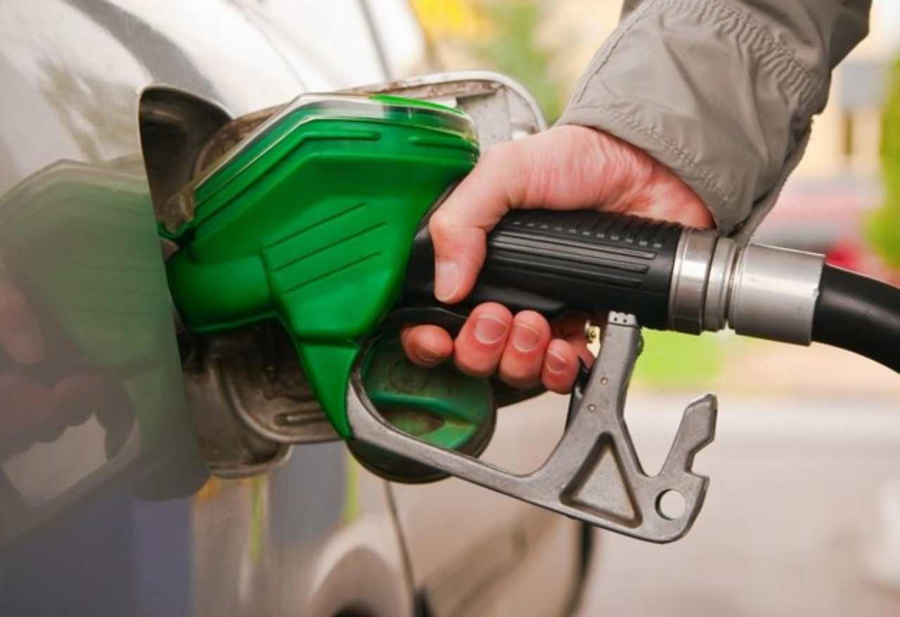 Petrolio in rialzo: ancora rincari shock per la benzina