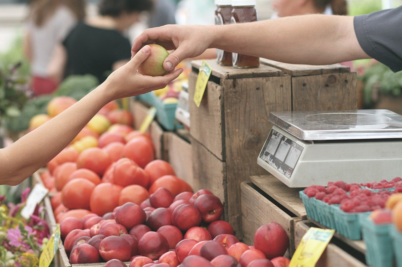 Vi regalano la frutta e vi scippano il portafogli: attenzione