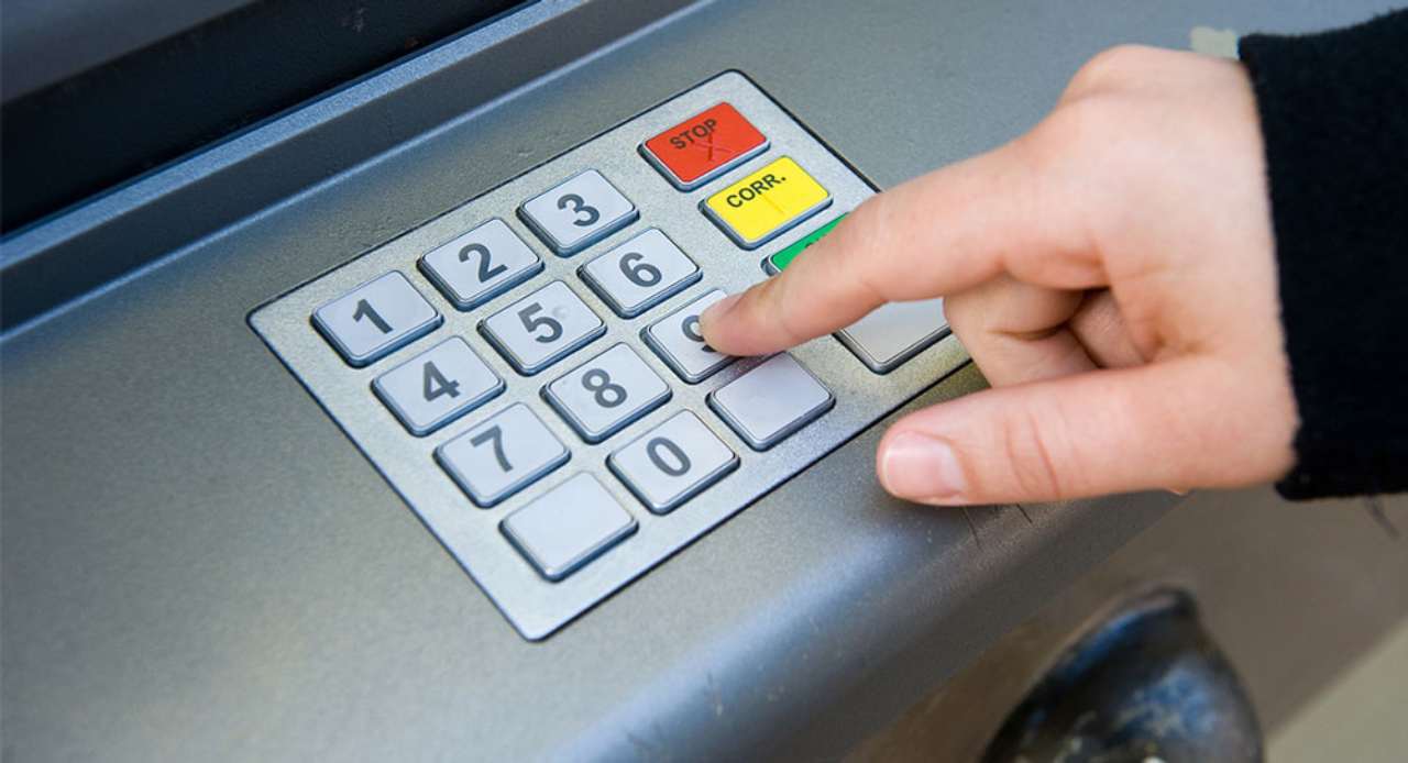 Versamenti presso l'ATM bancomat: quando la banca può indagare