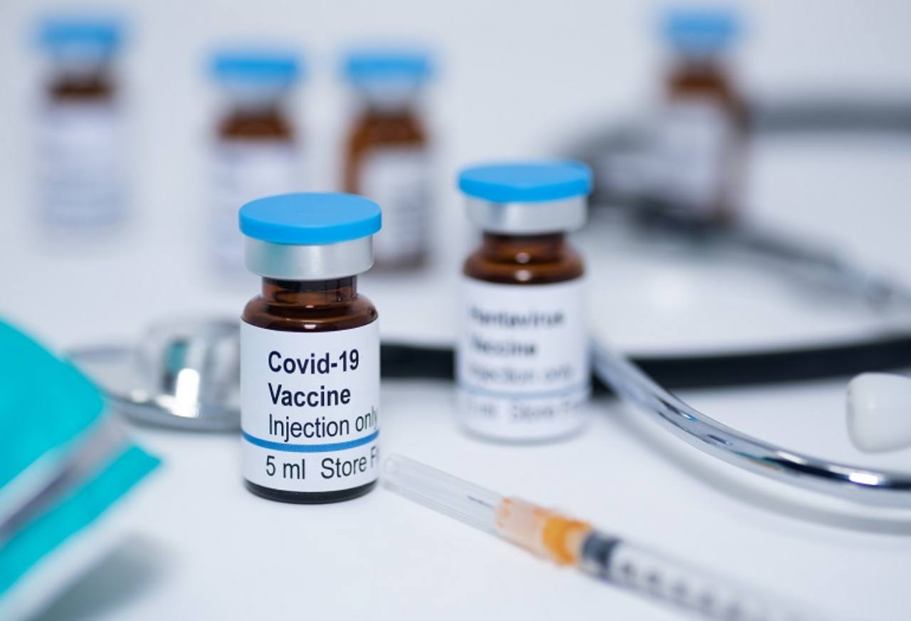 Vaccini Covid: aumentano le comunicazioni fake, l'allarme della polizia postale