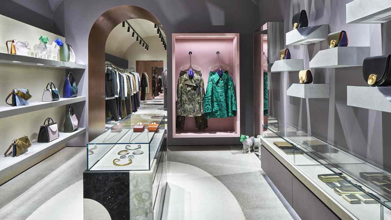 Ladri al Flagship Store di Roma, il titolare: "Ora basta, chiudo"