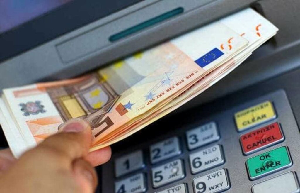 I venditori vanno al Bancomat credendo di incassare: la truffa gli fa perdere i soldi