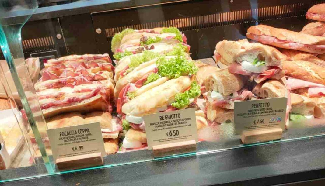 Autogrill prezzi scandalosi 40 euro per il pranzo della famiglia media