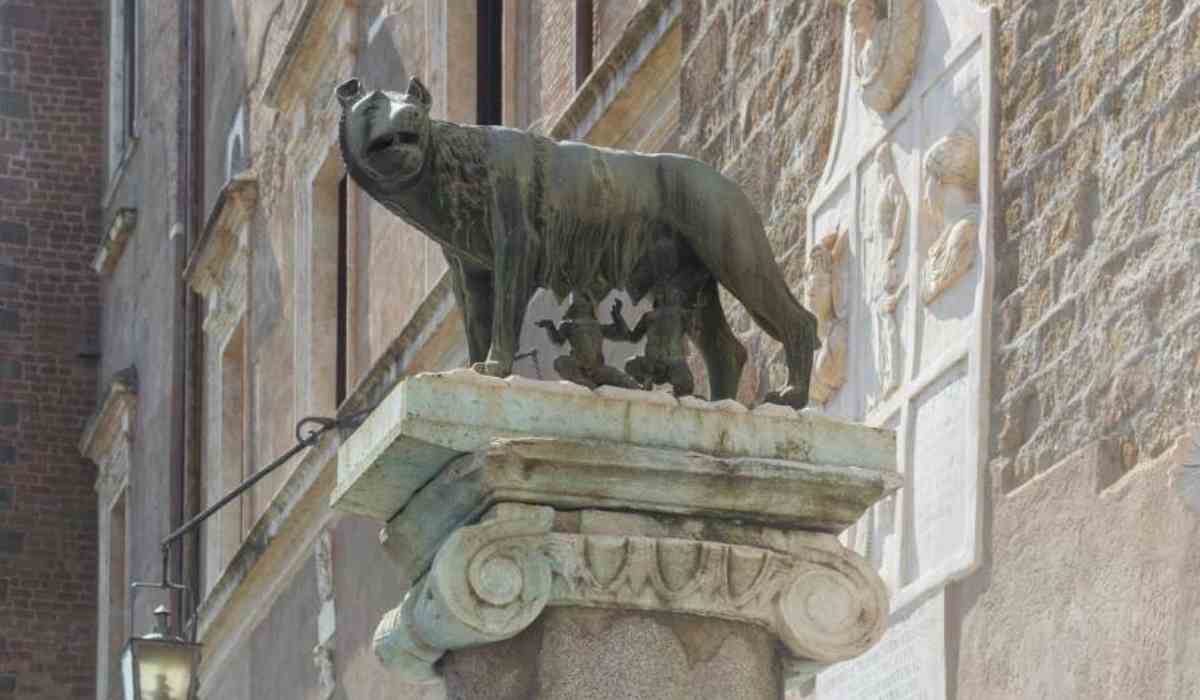 La lupa davanti all'ufficio del Sindaco di Roma