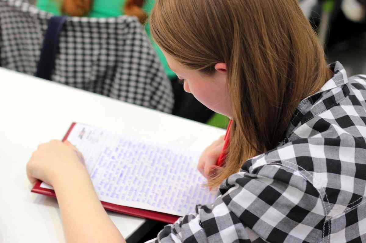 Ragazza intenta a studiare