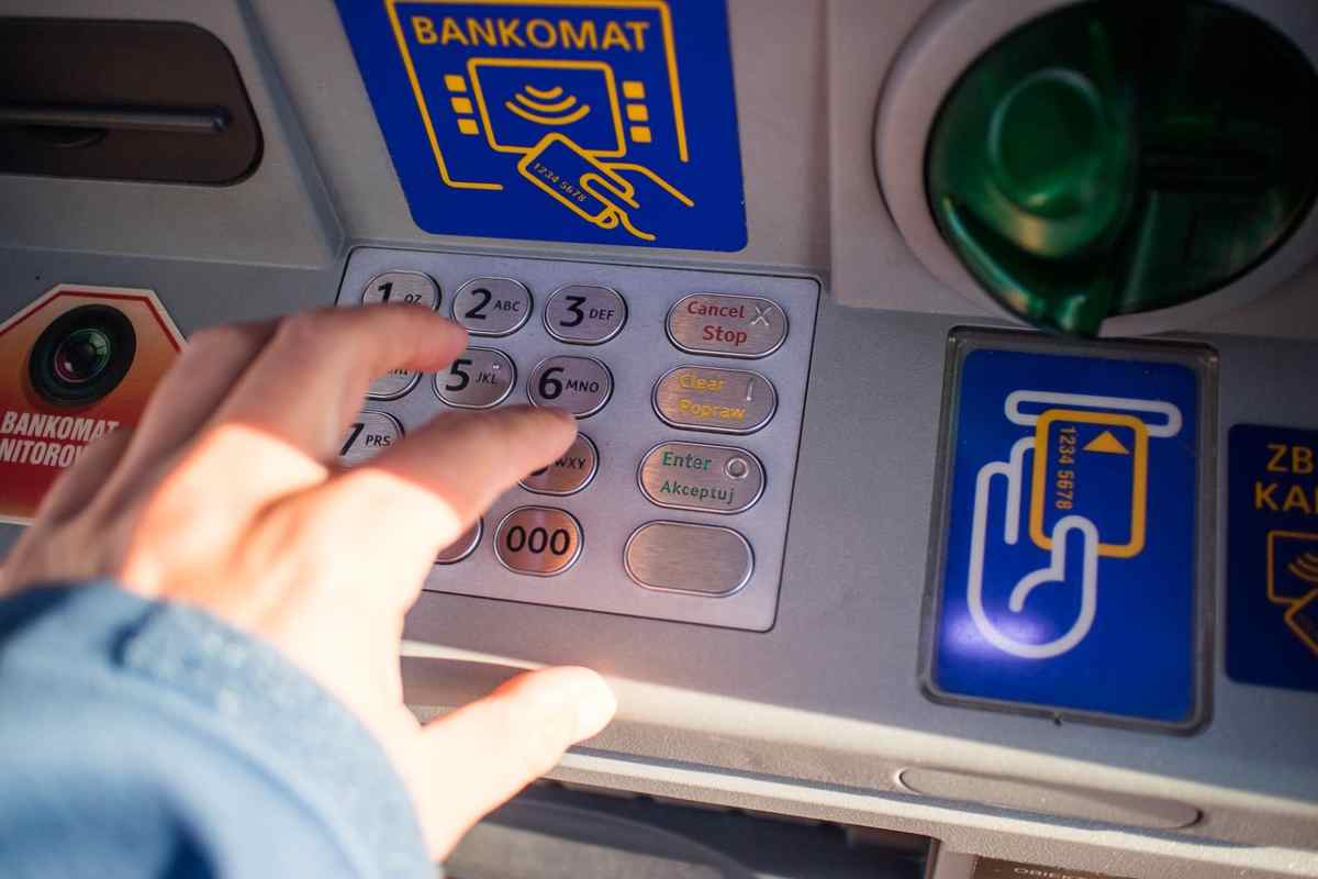 Denaro abbondonato al bancomat