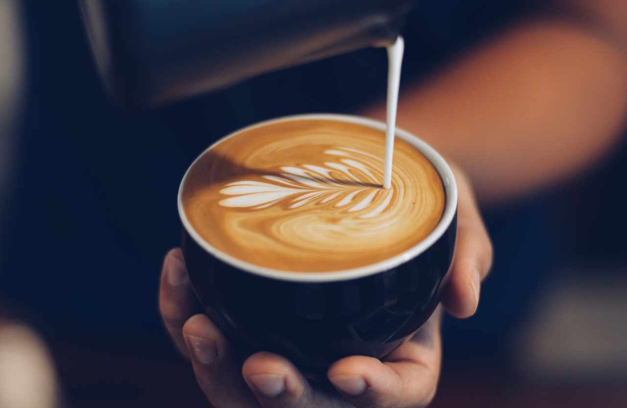 Non bere caffè e latte: elevato rischio per la salute, pochi lo sanno