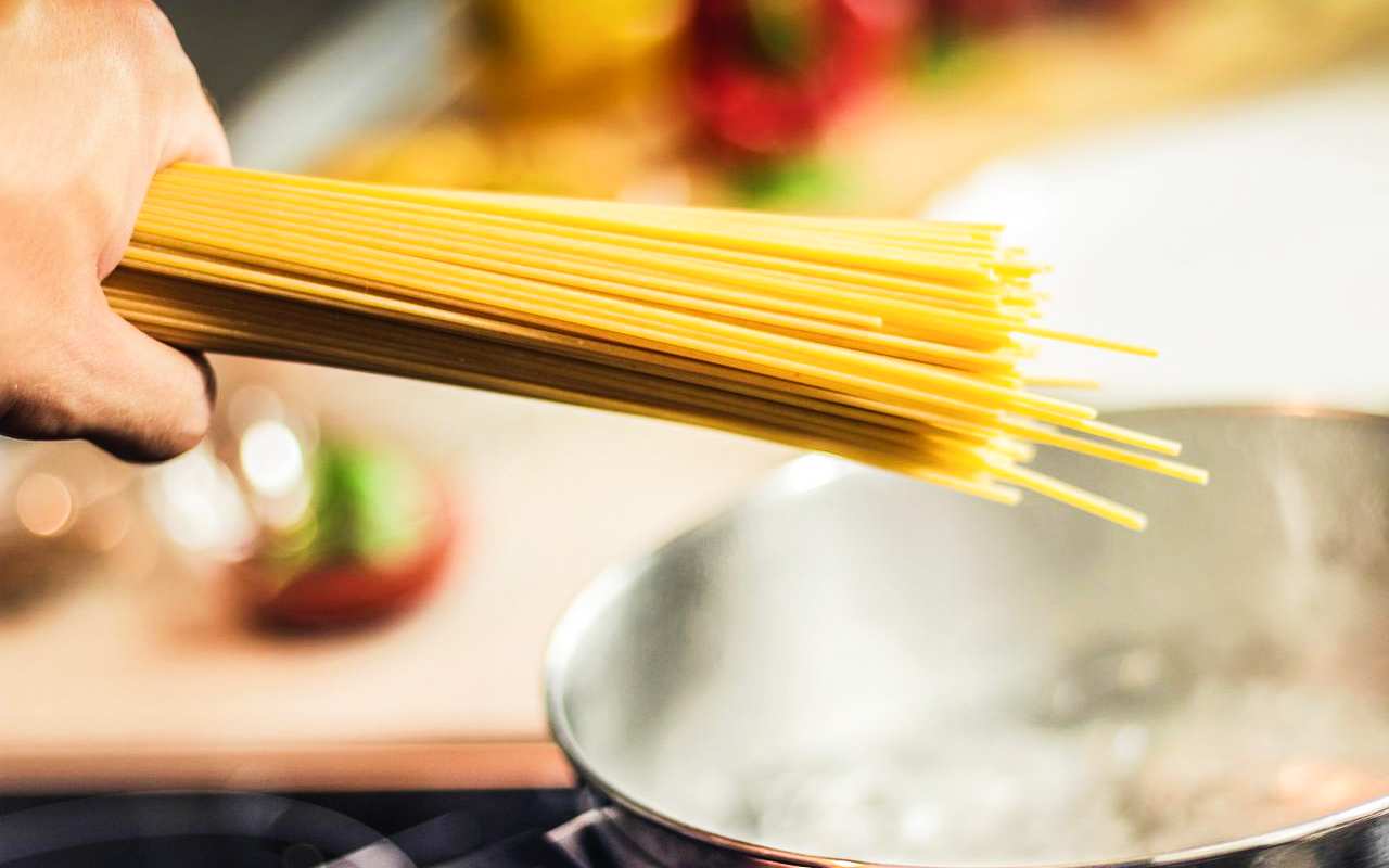 Si has comprado pasta en el supermercado, fíjate bien: hay alarma