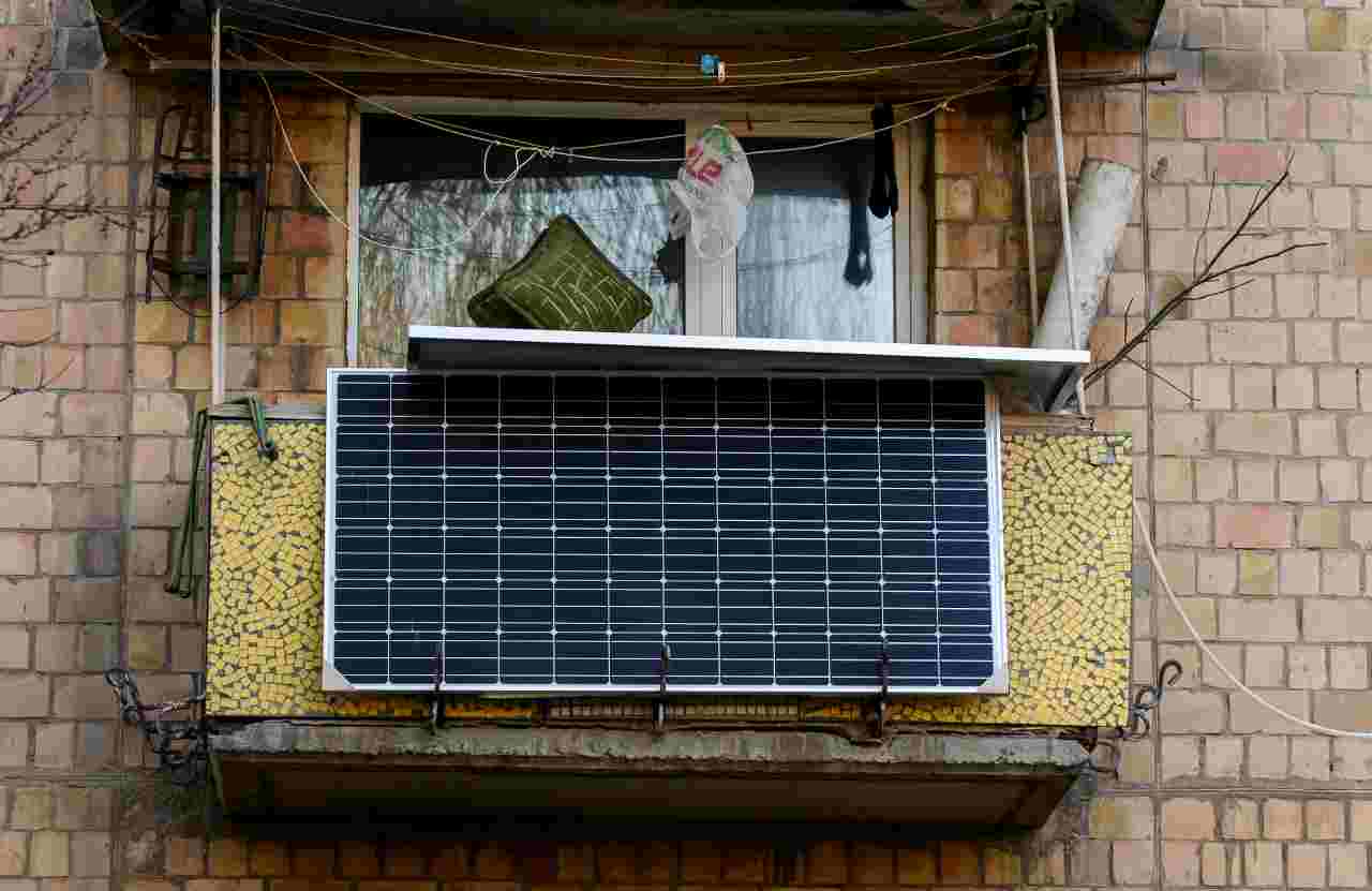 Tra le migliori soluzioni contro il caro-energia c’è l’installazione di pannelli fotovoltaici da balcone. Scopriamo cosa dice la legge a proposito.