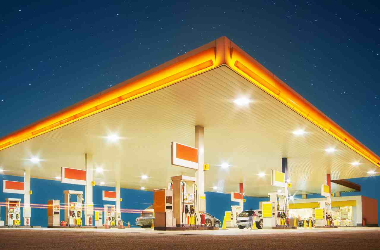 Benzina a 0,85 euro al litro, distributori presi d’assalto: ecco dove