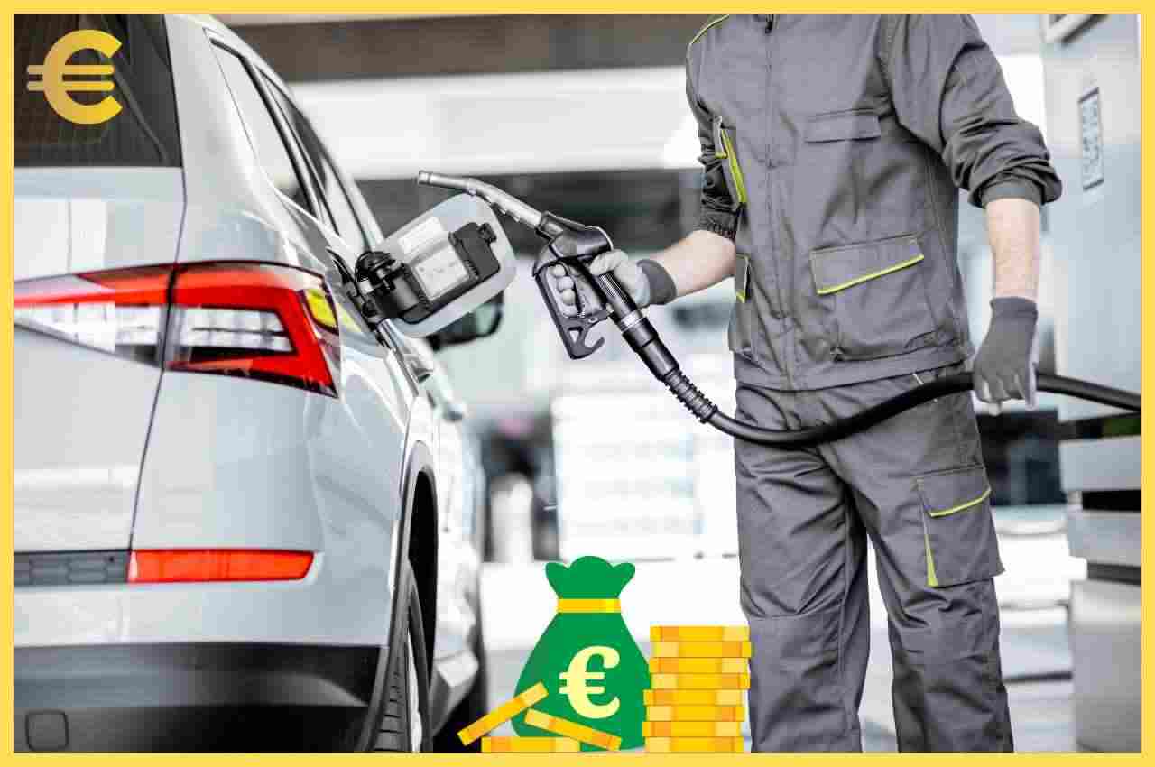 benzinaio fa rifornimento di carburante a un'auto e soldi
