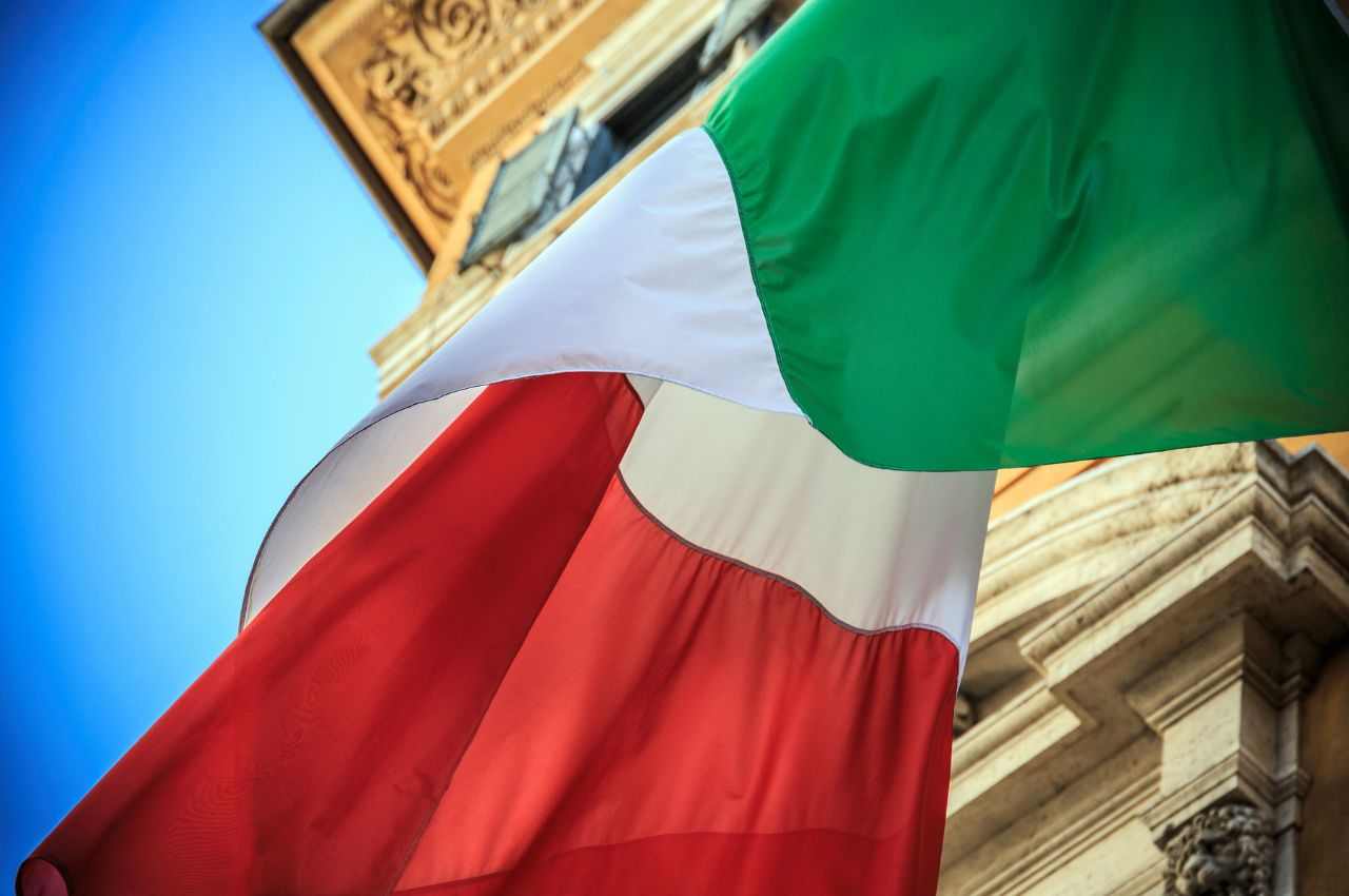 bandiera italia e monumenti