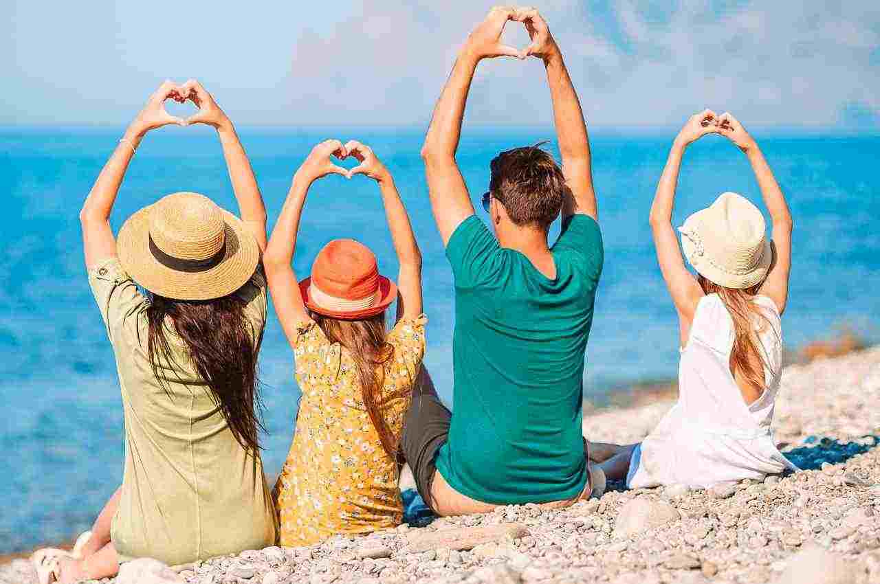 famiglia in riva al mare