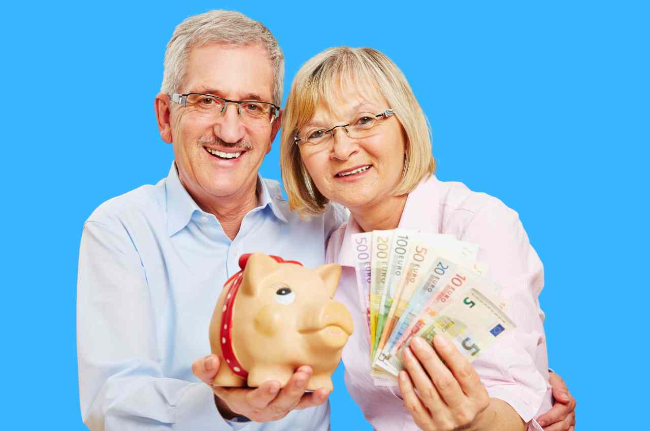 coppia di anziani felici con soldi