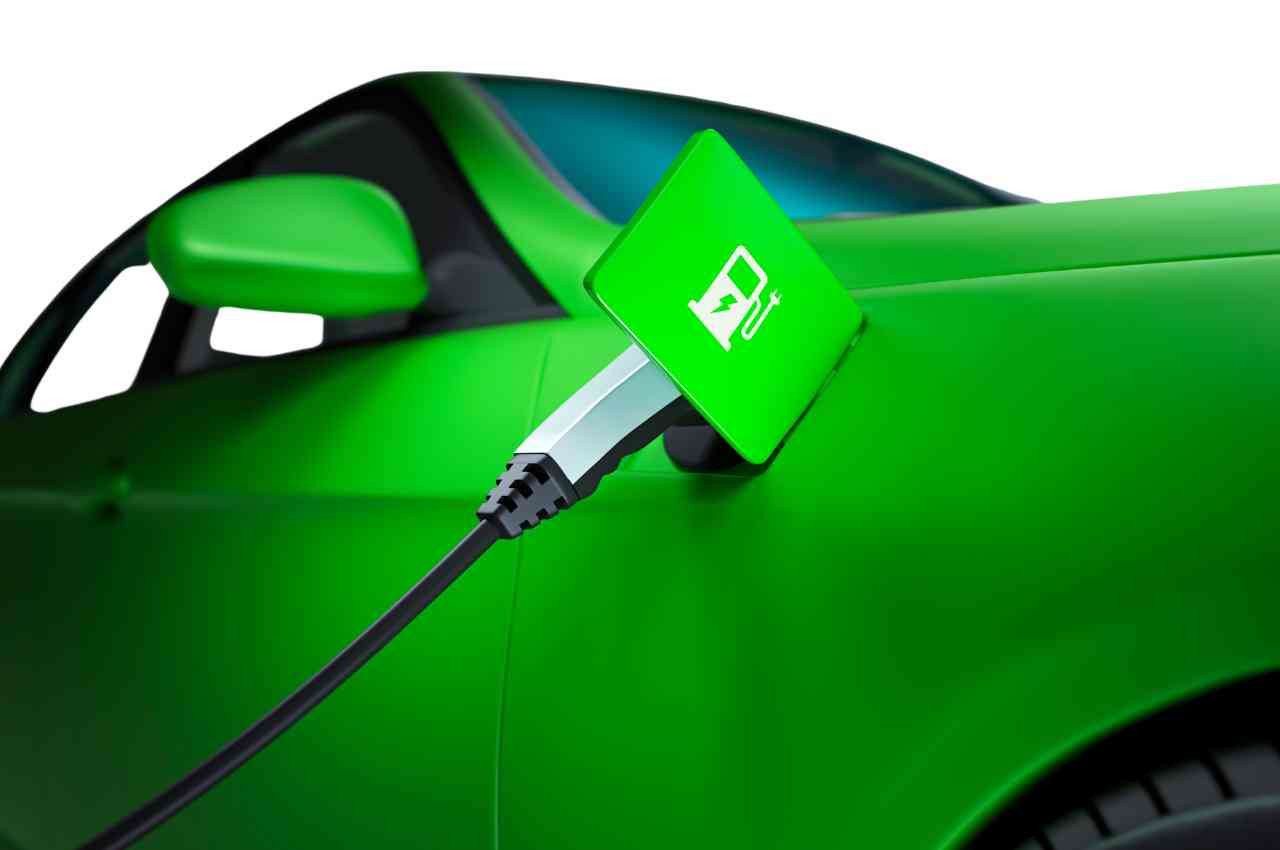 auto elettrica di colore verde