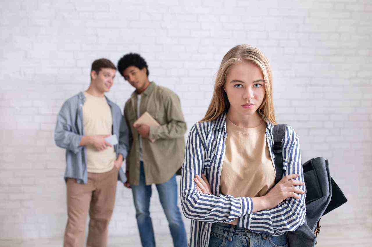 ragazzi che prendono in giro una ragazza