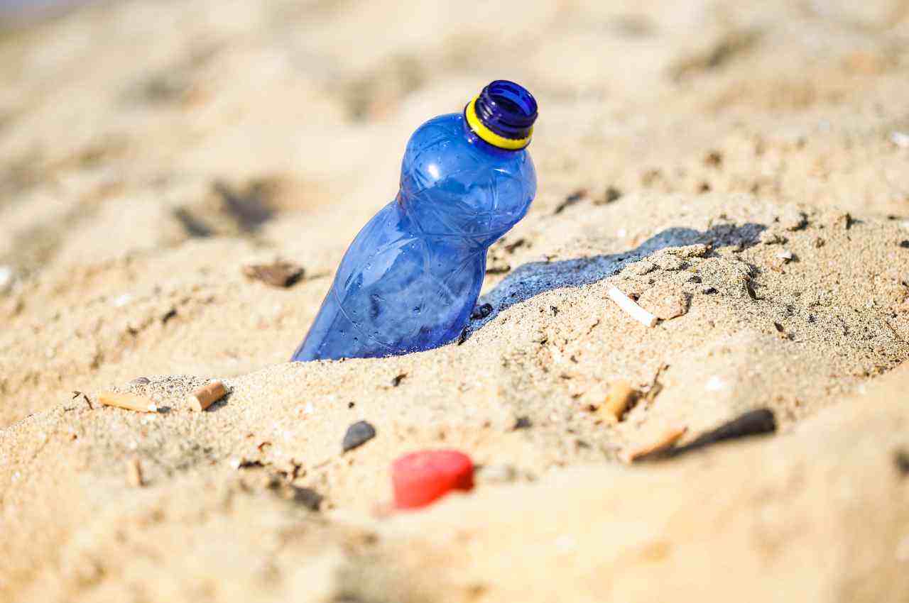 bottiglia usata sulla spiaggia