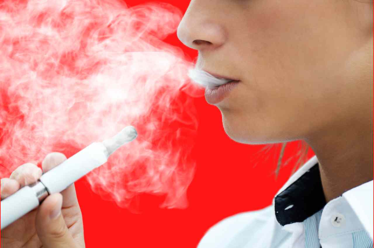 persona che fuma sigaretta elettronica