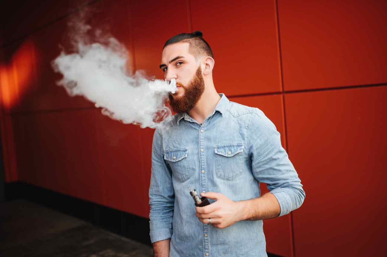 ragazzo che fuma sigaretta elettronica