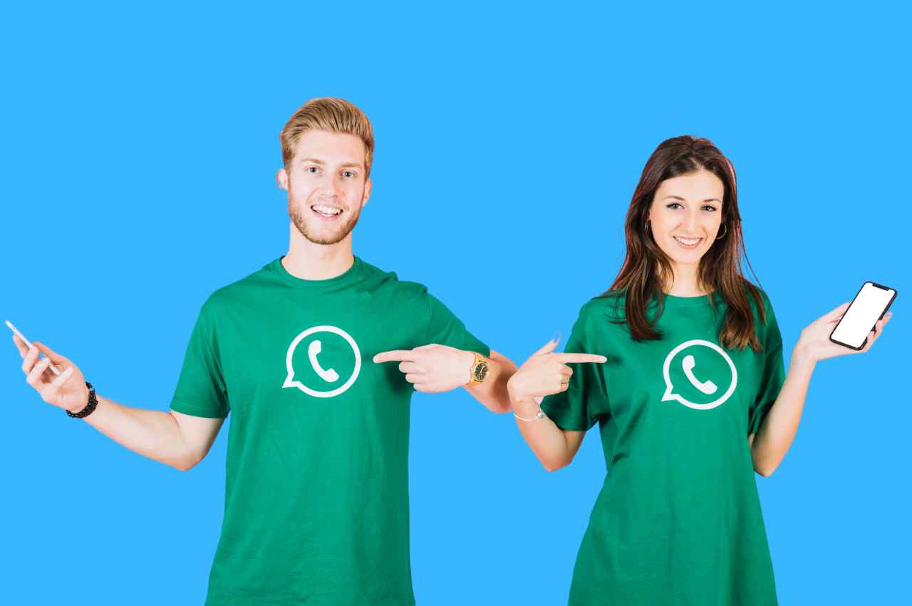 ragazzo e ragazza con smartphone e maglie con logo Whatsapp