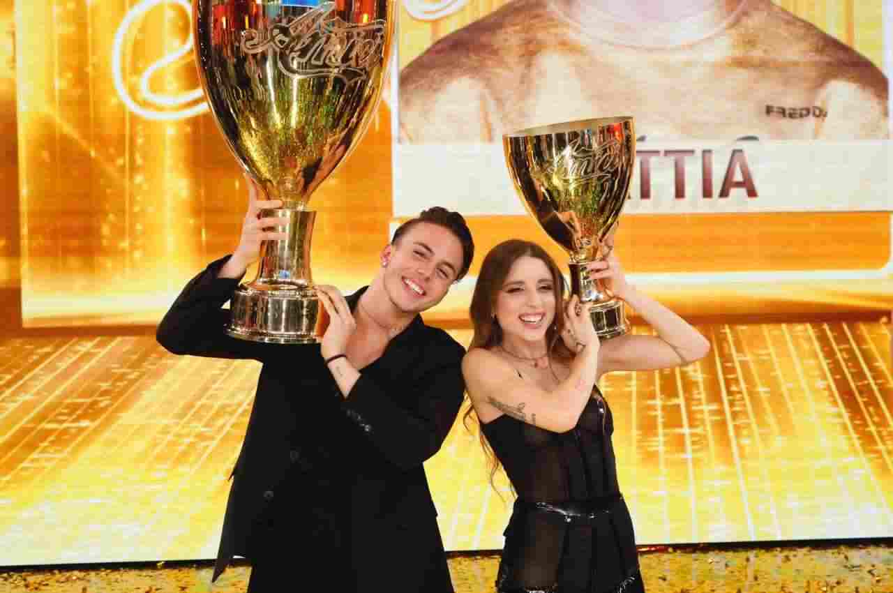 Mattia e Angelina mentre sollevano coppe finale Amici