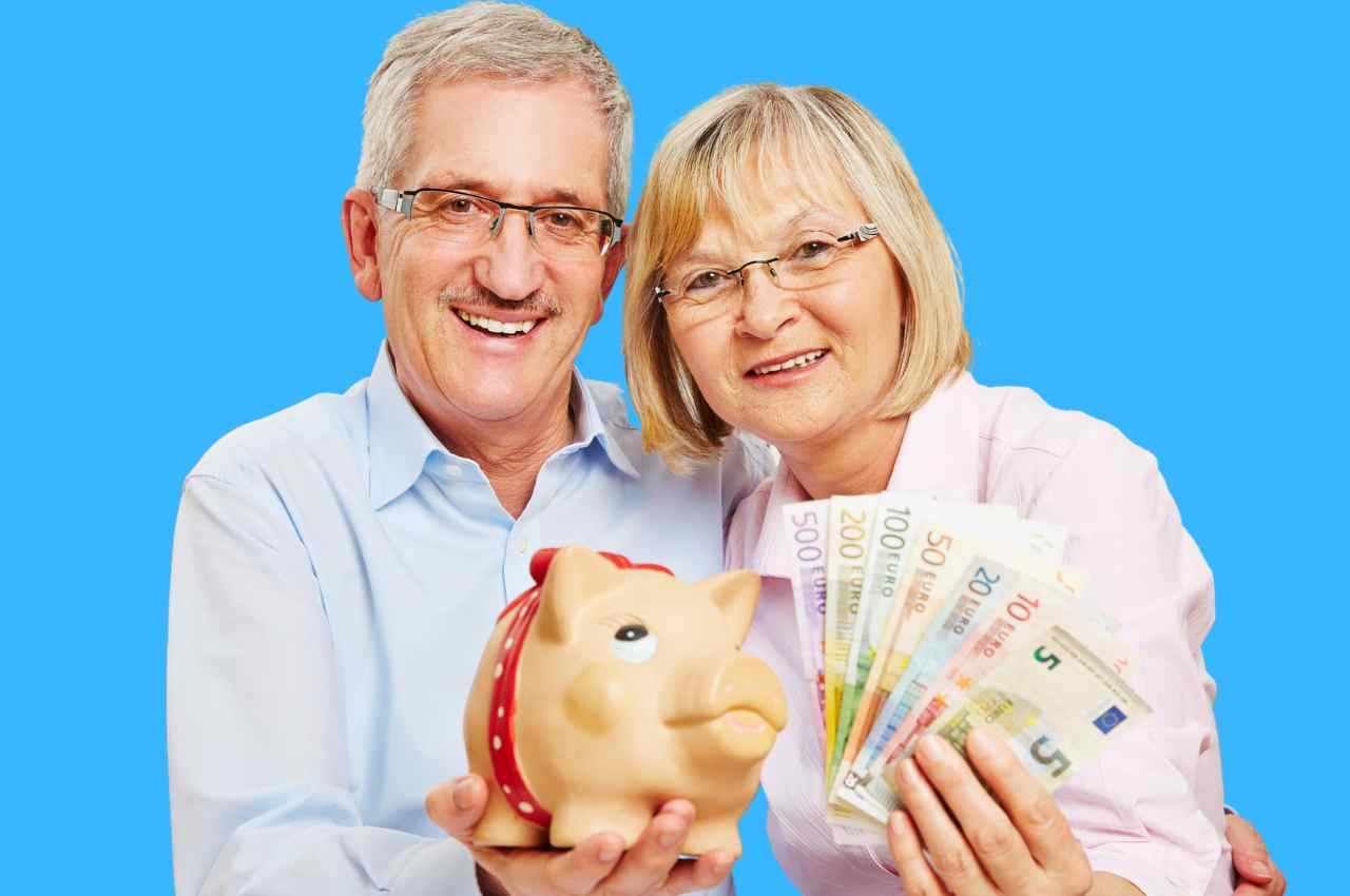 due persone anziane sorridenti con i soldi