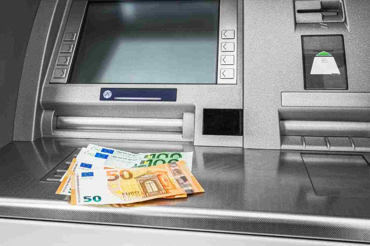 sportello bancomat e banconote euro