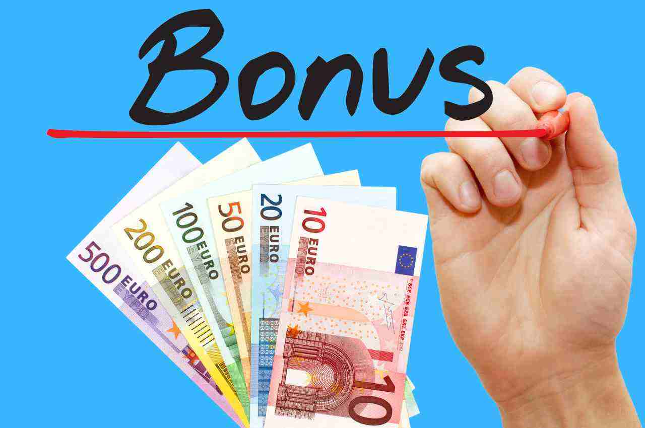 scritta bonus e banconote euro