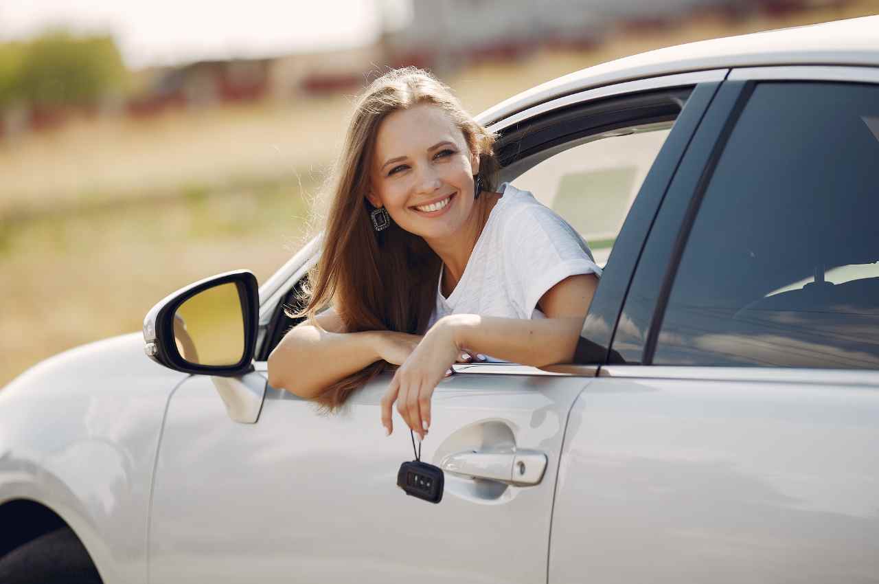 ragazza felice in auto