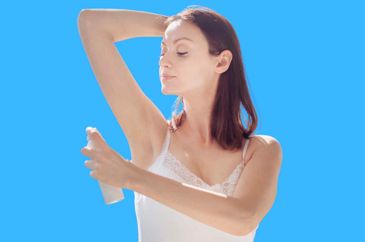 ragazza spruzza deodorante