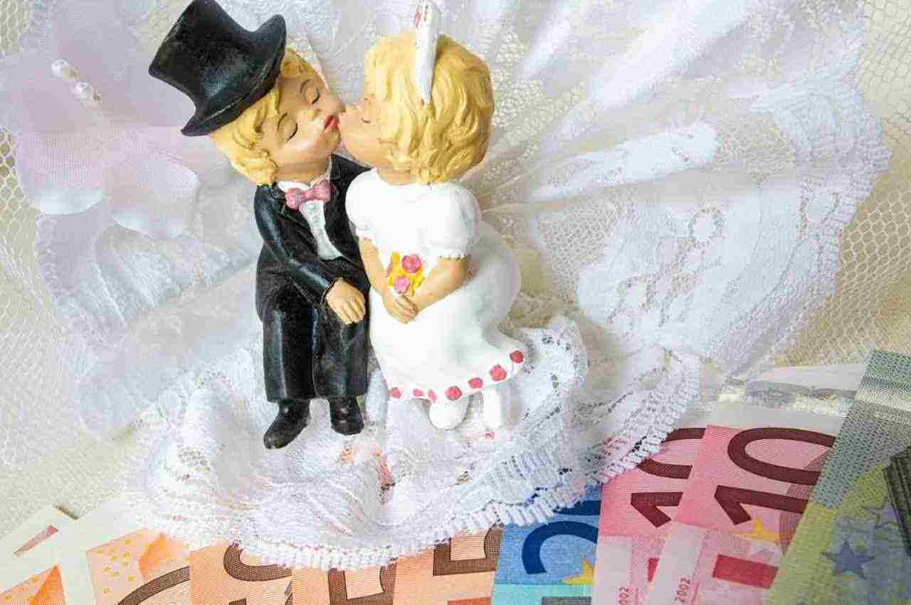 statua di una coppia di sposi e soldi