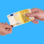 mani che si scambiano 200 euro
