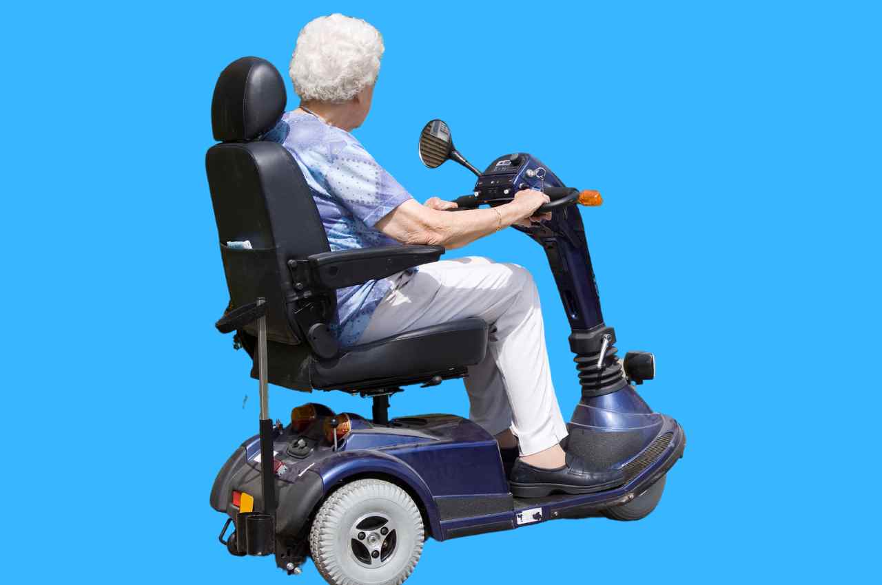 signora a bordo di uno scooter