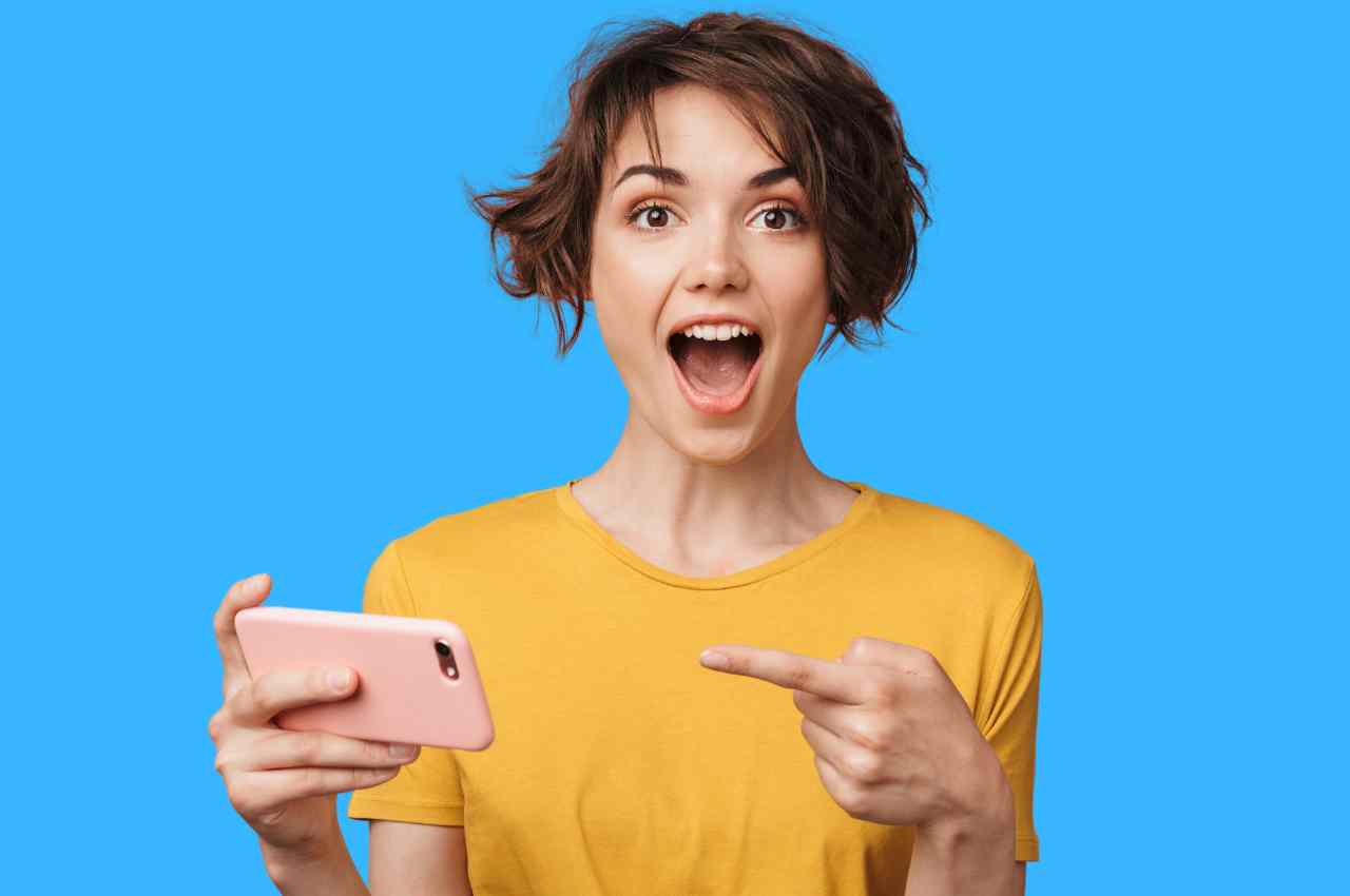 ragazza con smartphone