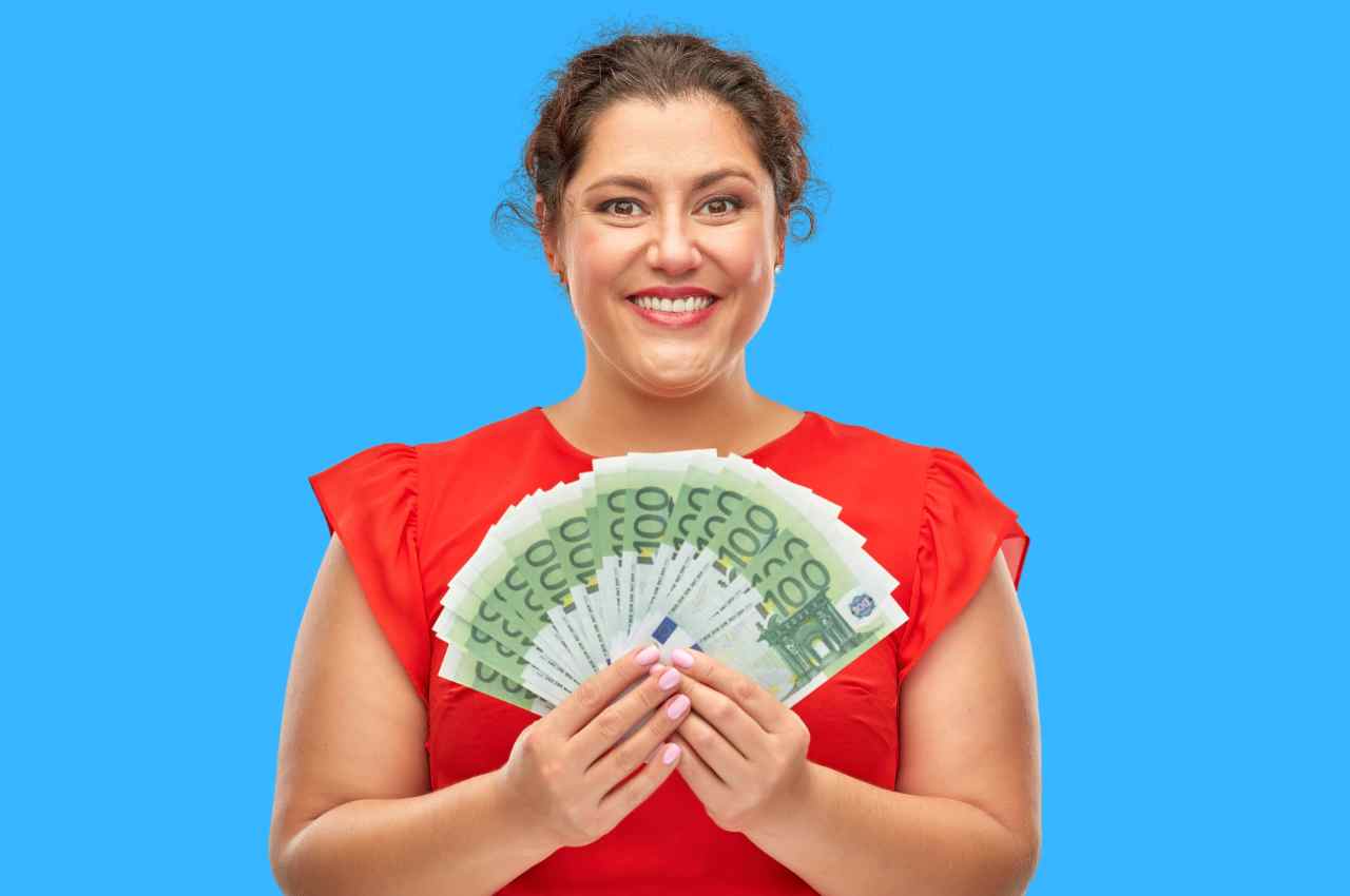 donna felice con tanti soldi in mano