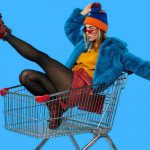 ragazza in un carrello della spesa