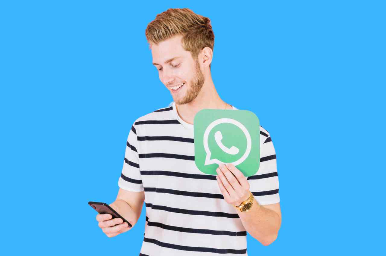Ragazzo con telefono e icona Whatsapp