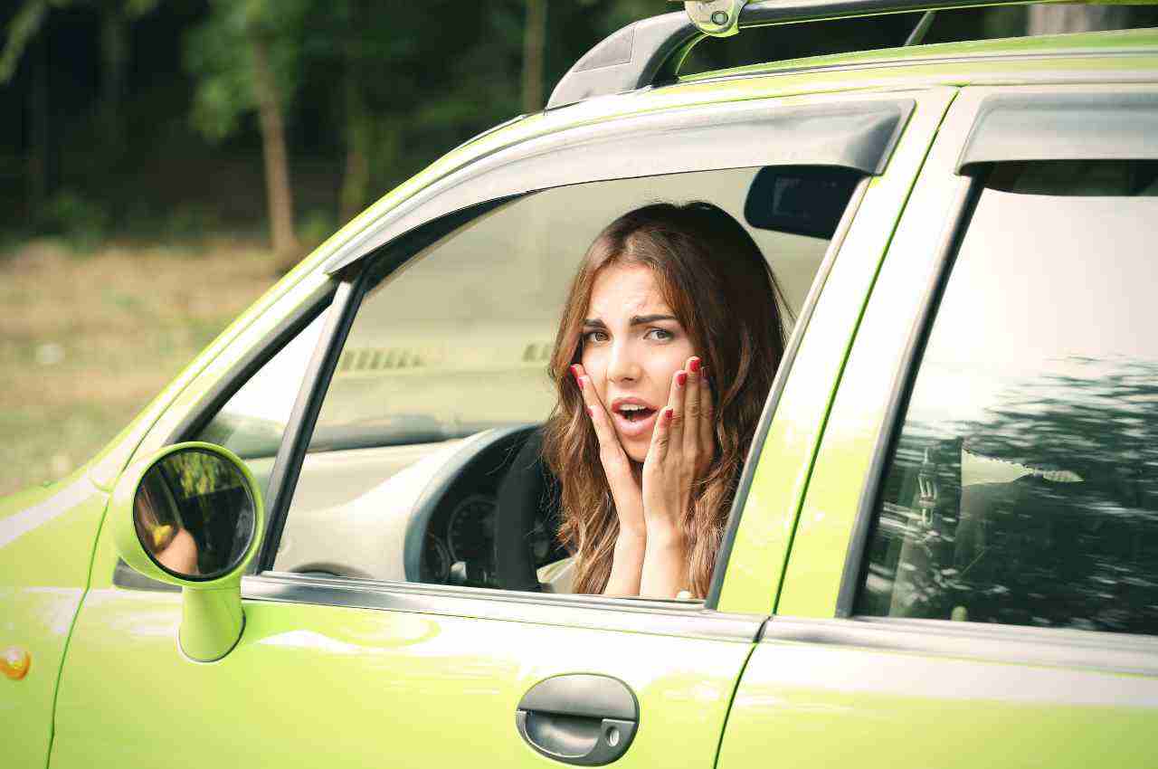 ragazza disperata in auto