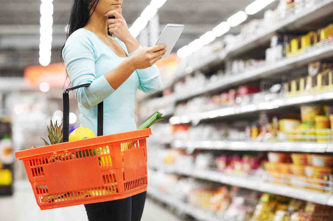 donna che fa la spesa al supermercato