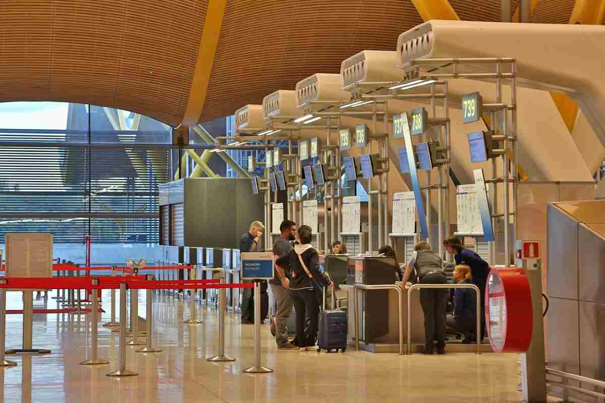 aeroporto perché togliere pc borsa durante controlli sicurezza