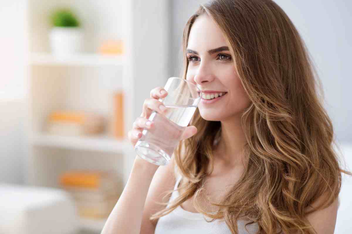 Bere acqua contribuisce al buon umore: lo studio