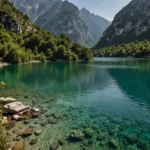 Viaggio tra le Meraviglie Naturali dell'Albania: Il Lago di Koman, un Fiordo tra Montagne Selvagge e Acque Smeraldo